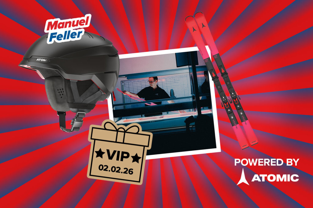 Banner mit rot-blauen Streifen, die sich von der Bildmitte nach außen ziehen. Mitten drin ein Foto von von einem Mann in der Skiproduction. Ebenfalls im Banner sind die graphische Darstellung eines VIP-Pakets, eine Abbildung des Atomic Redster G7 Skis, eine Abbildung des schwarzen Atomic Savor GT Helmes mit dem Schriftzug Manuel Feller und ein "Powered by" Schriftzug gefolgt von dem Atomic Logo.