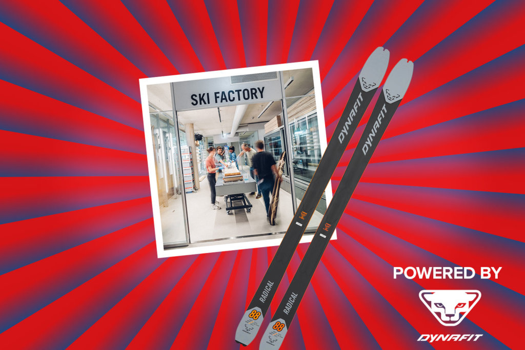 Banner mit rot-blauen Streifen, die sich von der Bildmitte nach außen ziehen. Mitten drin ein Foto von einer Gruppe junger Leute, die in der Ski Factory ihre eigenen Skitourenski bauen und ein Symbolfoto eines Skitourenskis und ein "Powered by" Schriftzug gefolgt von dem Dynafit Logo in der rechten unteren Ecke.