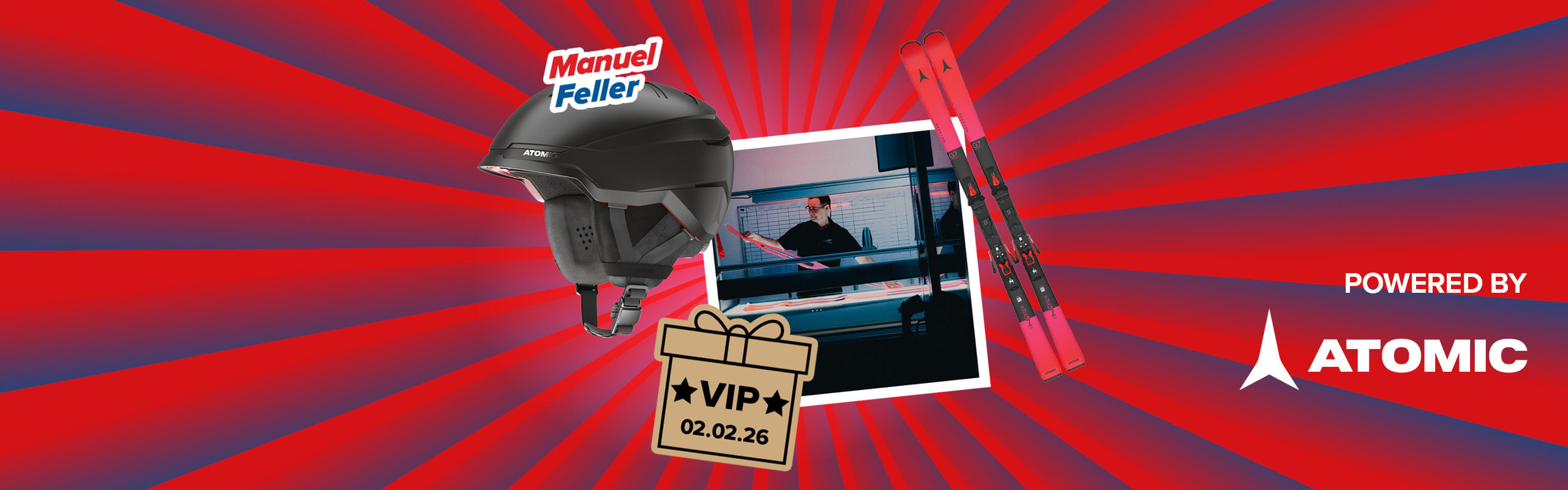 Banner mit rot-blauen Streifen, die sich von der Bildmitte nach außen ziehen. Mitten drin ein Foto von von einem Mann in der Skiproduction. Ebenfalls im Banner sind die graphische Darstellung eines VIP-Pakets, eine Abbildung des Atomic Redster G7 Skis, eine Abbildung des schwarzen Atomic Savor GT Helmes mit dem Schriftzug Manuel Feller und ein "Powered by" Schriftzug gefolgt von dem Atomic Logo.