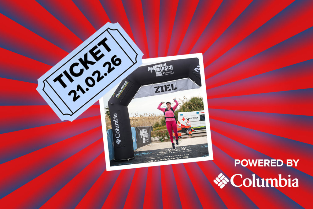 Banner mit rot-blauen Streifen, die sich von der Bildmitte nach außen ziehen. Mitten drin ein Foto von einer Dame, die Durch einen schwarzem Megamarsch Mallorca Zielbogen jubelnd einläuft. Ebenfalls im Banner sind die graphische Darstellung eines hellblauen Abrisstickets und ein "Powered by" Schriftzug gefolgt von dem Columbia Logo.