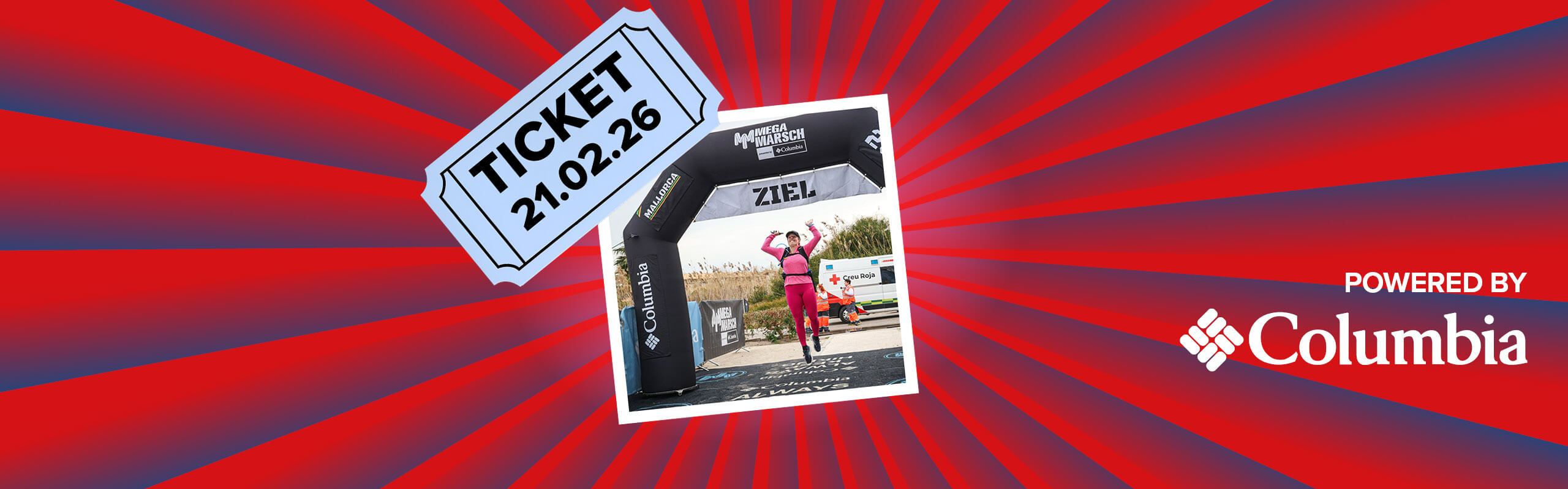 Banner mit rot-blauen Streifen, die sich von der Bildmitte nach außen ziehen. Mitten drin ein Foto von einer Dame, die Durch einen schwarzem Megamarsch Mallorca Zielbogen jubelnd einläuft. Ebenfalls im Banner sind die graphische Darstellung eines hellblauen Abrisstickets und ein "Powered by" Schriftzug gefolgt von dem Columbia Logo.