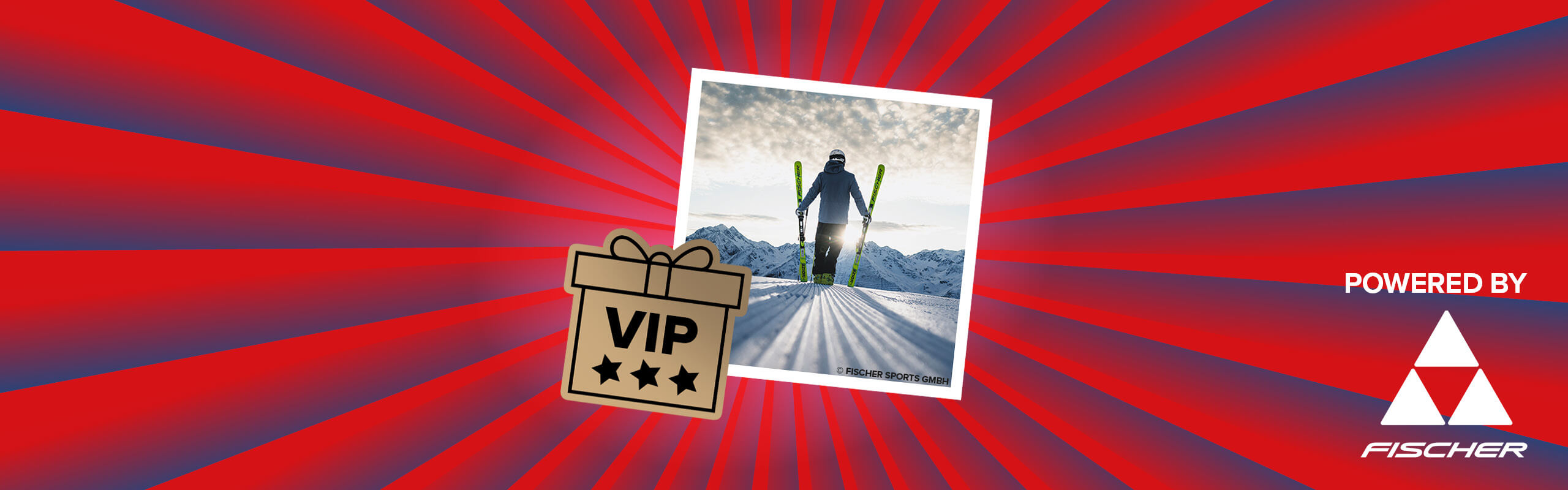 Banner mit rot-blauen Streifen, die sich von der Bildmitte nach außen ziehen. Mitten drin ein Foto, das einen einen einzelnen Skifahrer von hinten zeigt wie er bei Sonnenaufgang alleine auf der Piste steht, je einen Ski aufgestellt in der Hand und der Blick in die weiten Berge. Ebenfalls im Banner sind die graphische Darstellung eines VIP-Pakets und ein "Powered by" Schriftzug gefolgt von dem Fischer Logo.