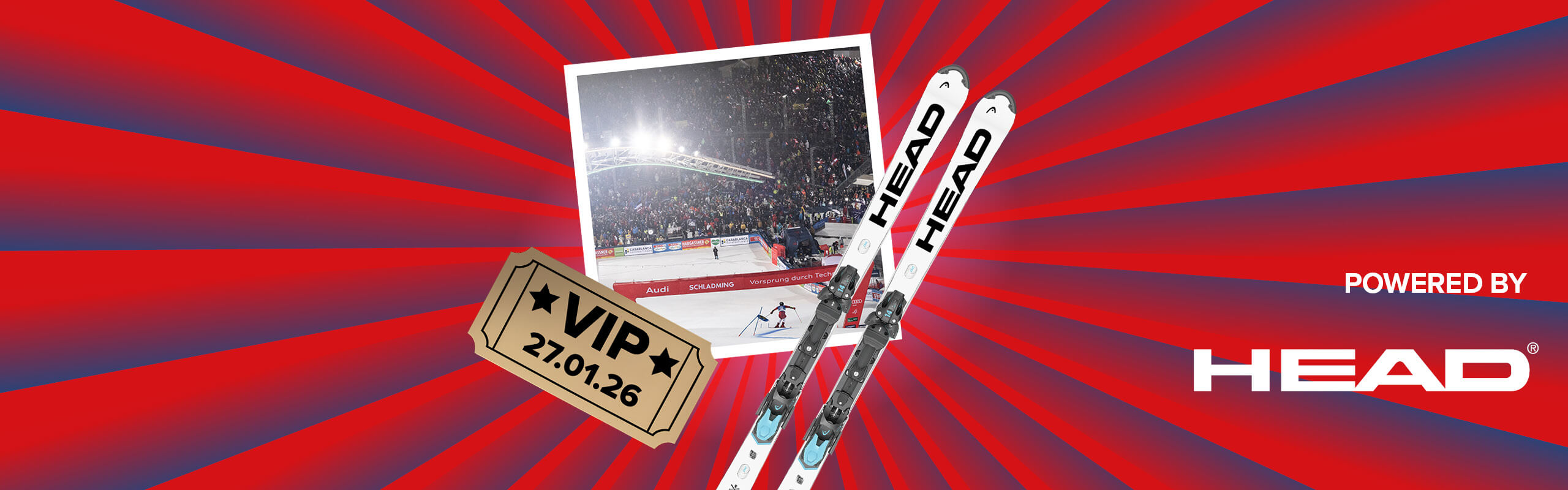 Banner mit rot-blauen Streifen, die sich von der Bildmitte nach außen ziehen. Mitten drin ein Foto, das einen Rennläufer bei einem vergangenen Nacht-Riesentorlauf in Schladming in der Zielgeraden zeigt. Ebenfalls im Banner sind die graphische Darstellung eines goldenen VIP-Abrisstickets und ein "Powered by" Schriftzug gefolgt von dem Head Logo.