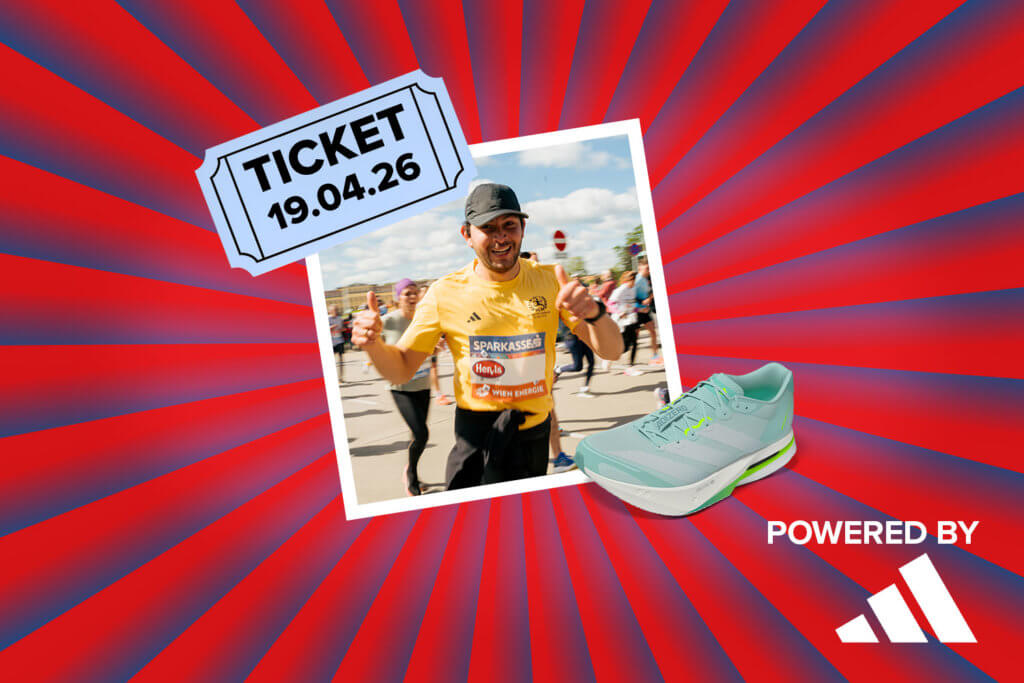 Banner mit rot-blauen Streifen, die sich von der Bildmitte nach außen ziehen. Mitten drin ein Foto, das einen Läufer im offiziellen adidas VCM T-Shirt, hier in gelb, beim Lauf zeigt wie er beide Daumen nach oben in die Kamera hält. Ebenfalls im Banner sind die graphische Darstellung eines hellblauen Abrisstickets mit dem Datum 19.04.26, die Abbildung eines adidas Laufschuhs und ein "Powered by" Schriftzug gefolgt von dem adidas Logo.