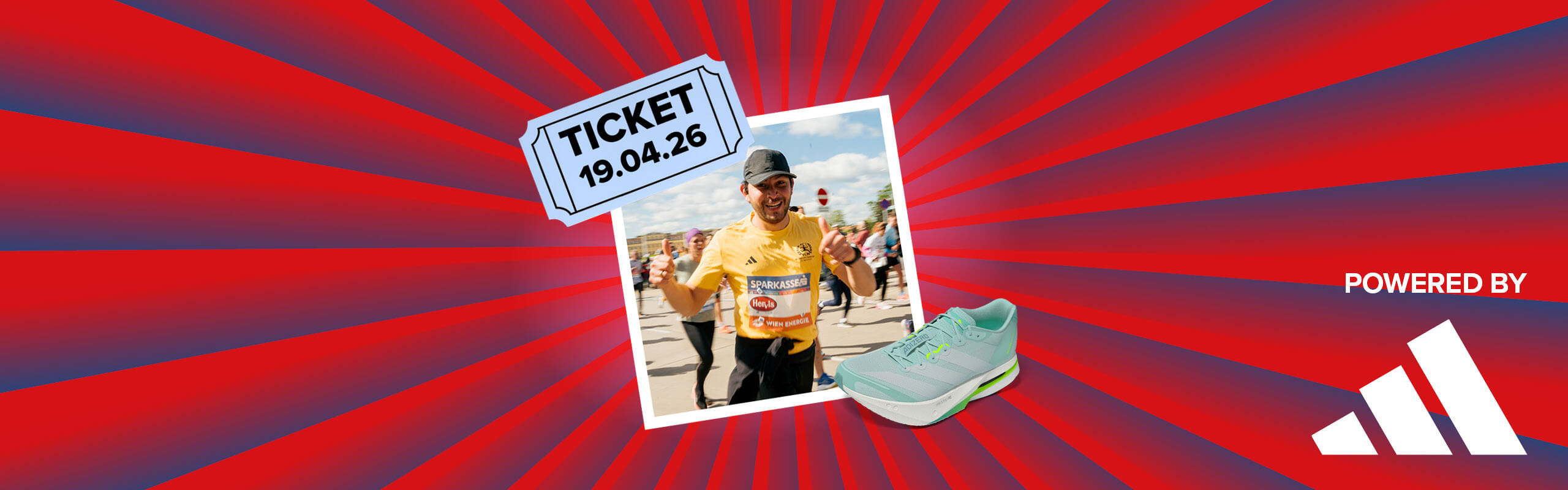 Banner mit rot-blauen Streifen, die sich von der Bildmitte nach außen ziehen. Mitten drin ein Foto, das einen Läufer im offiziellen adidas VCM T-Shirt, hier in gelb, beim Lauf zeigt wie er beide Daumen nach oben in die Kamera hält. Ebenfalls im Banner sind die graphische Darstellung eines hellblauen Abrisstickets mit dem Datum 19.04.26, die Abbildung eines adidas Laufschuhs und ein "Powered by" Schriftzug gefolgt von dem adidas Logo.