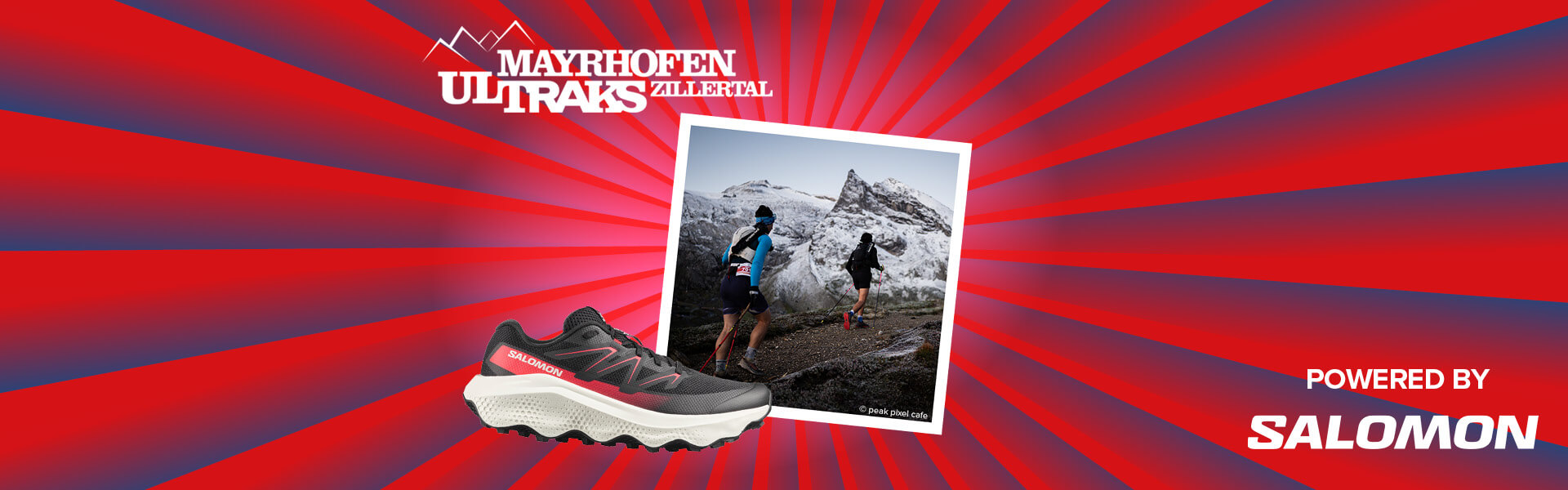 Banner mit rot-blauen Streifen, die sich von der Bildmitte nach außen ziehen. Mitten drin ein Foto, das mehrere Trailrunner bei einem Bergaufstieg zeigt. Ebenfalls im Banner zu sehen sind das Logo des Mayhrhofen Ultraks, ein schwarzer Trailrunningschuh von Salomon und ein "Powered by" Schriftzug gefolgt von dem Salomon Logo.