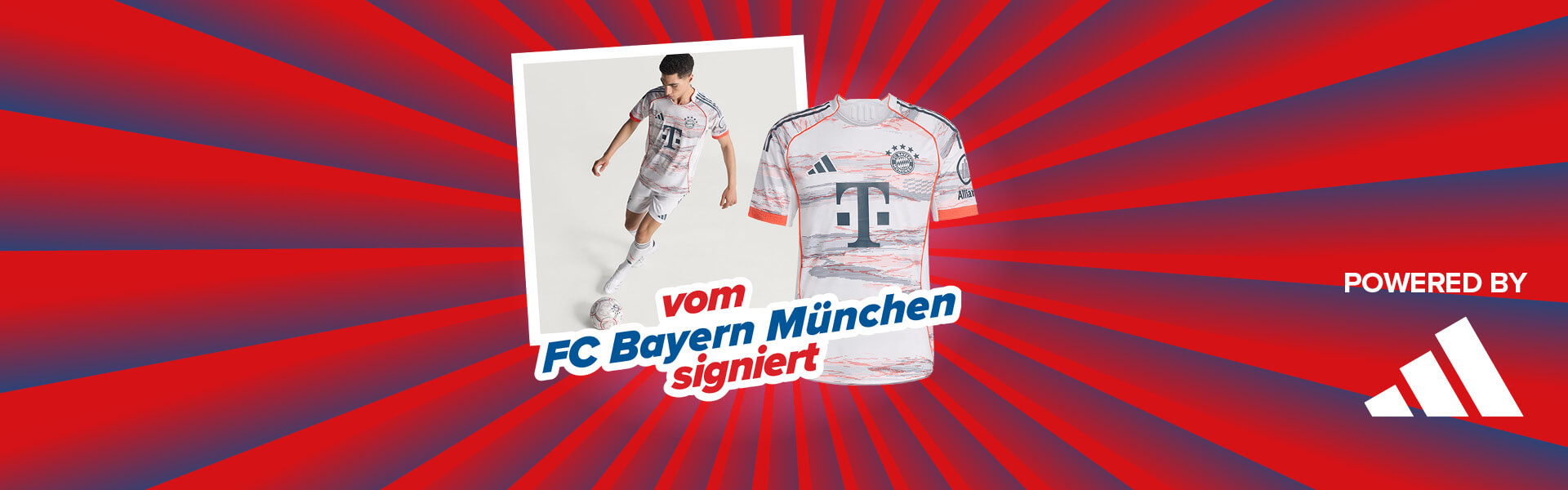 Banner mit rot-blauen Streifen, die sich von der Bildmitte nach außen ziehen. Mitten drin ein Foto, das einen jungen Herren mit Fußball zeigt, der das weiße 25/26 AuswärtsTrikot des FC Bayern München trägt. Das Trikot ist weiß mit leicht rötlich-gräulicher Marmorierung. Dazu ein Schriftzug mit "vom FC Bayern München signiert". Ebenfalls im Banner "Powered by" Schriftzug gefolgt von dem adidas Logo.