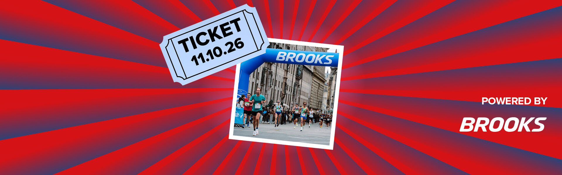 Banner mit rot-blauen Streifen, die sich von der Bildmitte nach außen ziehen. Mitten drin ein Foto, das einen vergangenen MÜNCHEN MARATHON by Brooks mit Läufer:innen, Zuseher:innen und einem blauen Brooks Zielbogen zeigt. Ebenfalls im Banner sind die graphische Darstellung eines hellblauen Abrisstickets und ein "Powered by" Schriftzug gefolgt von dem Brooks Logo.