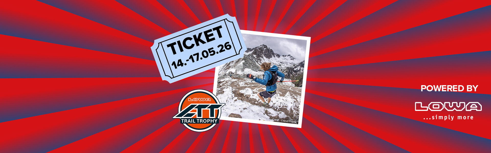 Banner mit rot-blauen Streifen, die sich von der Bildmitte nach außen ziehen. Mitten drin ein Foto, das einen Trailrunner beim Hinunterlaufen der LOWA Trail Trophy von einem leicht angeschneiten Trail zeigt. Ebenfalls im Banner zu sehen sind das Logo der LOWA Trail Trophy und ein "Powered by" Schriftzug gefolgt von dem LOWA Logo.