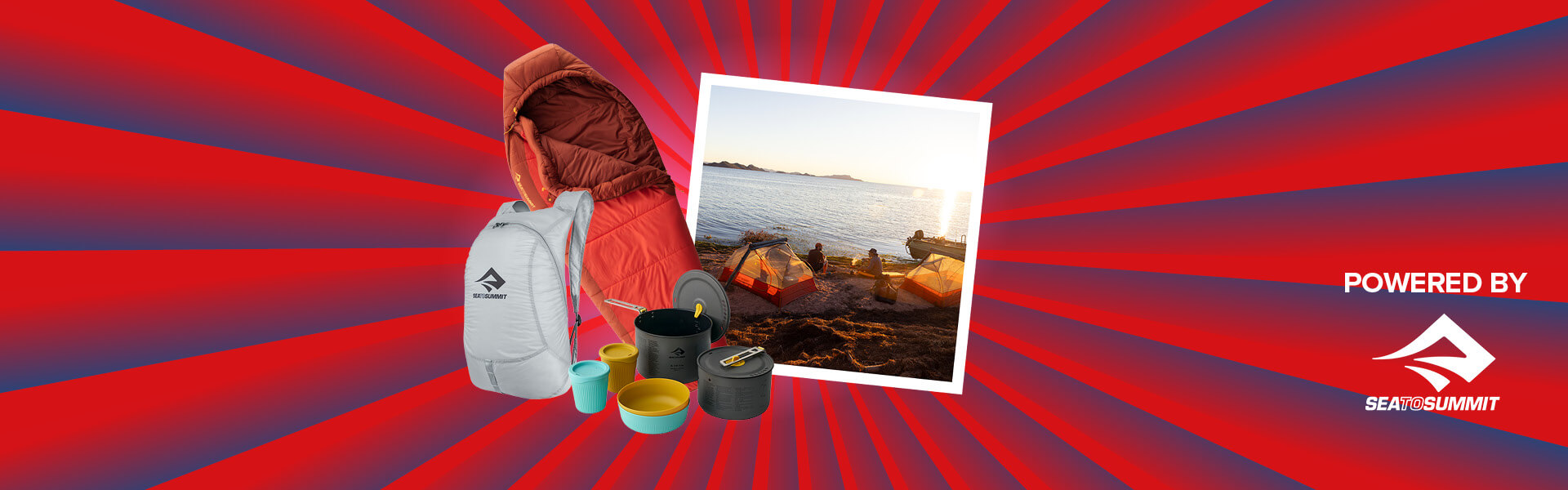 Banner mit rot-blauen Streifen, die sich von der Bildmitte nach außen ziehen. Mitten drin ein Foto, das zwei Herren beim Campen am Strand zeigt. Ebenfalls im Banner zu sehen sind Produktbilder (Rucksack, Töpfe, Schlafsack), und ein "Powered by" Schriftzug gefolgt von dem Sea to Summit.