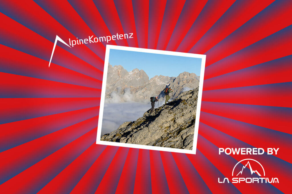 Banner mit rot-blauen Streifen, die sich von der Bildmitte nach außen ziehen. Mitten drin ein Foto, das zwei Personen auf einer Bergtour zeigt. Ebenfalls im Banner sind Logo von "Alpine Kompetenz" sowie ein "Powered by" Schriftzug gefolgt vom Logo der Marke La Sportiva.