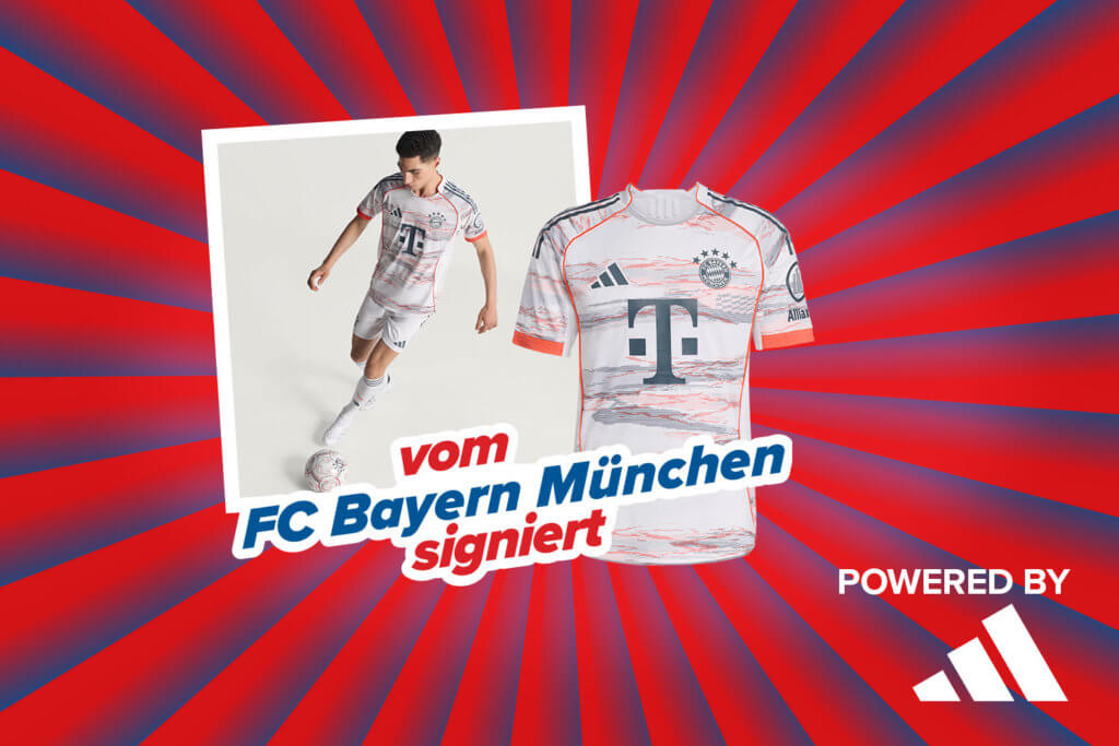 Banner mit rot-blauen Streifen, die sich von der Bildmitte nach außen ziehen. Mitten drin ein Foto, das einen jungen Herren mit Fußball zeigt, der das weiße 25/26 AuswärtsTrikot des FC Bayern München trägt. Das Trikot ist weiß mit leicht rötlich-gräulicher Marmorierung. Dazu ein Schriftzug mit "vom FC Bayern München signiert". Ebenfalls im Banner "Powered by" Schriftzug gefolgt von dem adidas Logo.