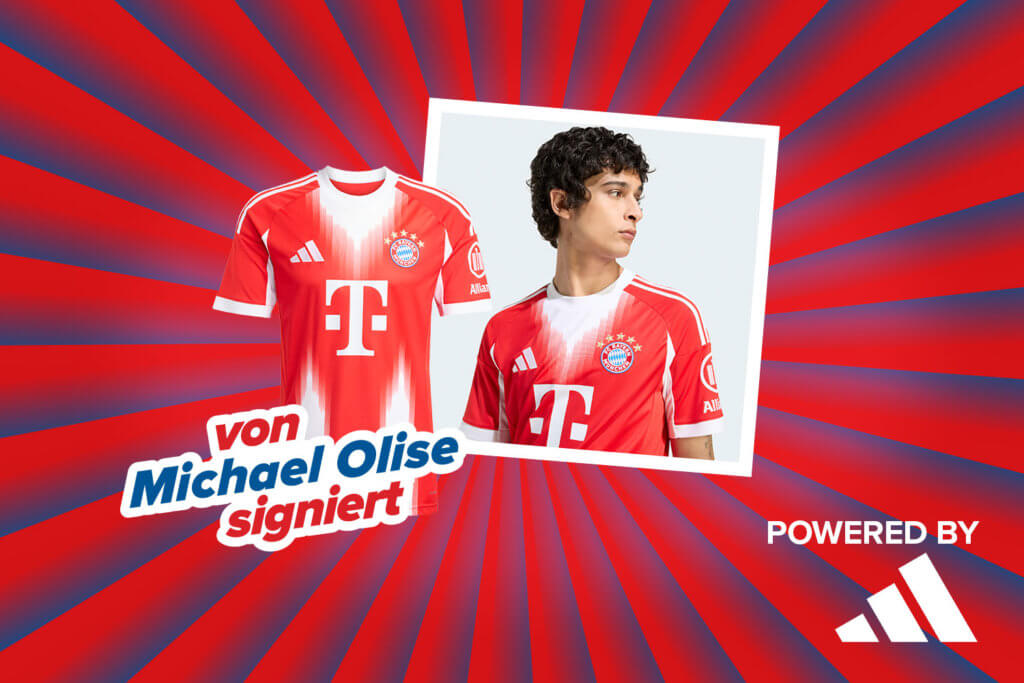 Banner mit rot-blauen Streifen, die sich von der Bildmitte nach außen ziehen. Mitten drin ein Foto, das einen jungen Herren zeigt, der das weiße 25/26 Heimtrikot des FC Bayern München trägt. Das Trikot ist weiß mit leicht rötlich-gräulicher Marmorierung. Dazu ein Schriftzug mit "von Michael Olise signiert". Ebenfalls im Banner "Powered by" Schriftzug gefolgt von dem adidas Logo.