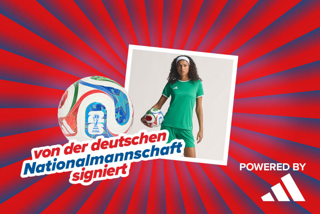 Banner mit rot-blauen Streifen, die sich von der Bildmitte nach außen ziehen. Mitten drin ein Foto, das eine junge Dame in einem grünen adidas T-Shirt und dazu passender Shorts zeigt, die zwischen ihrer rechten Hand und Hüfte den adidas TRIONDA Ball hält. Dazu ein Schriftzug mit "von der deutschen Nationalmannschaft signiert". Ebenfalls im Banner "Powered by" Schriftzug gefolgt von dem adidas Logo.