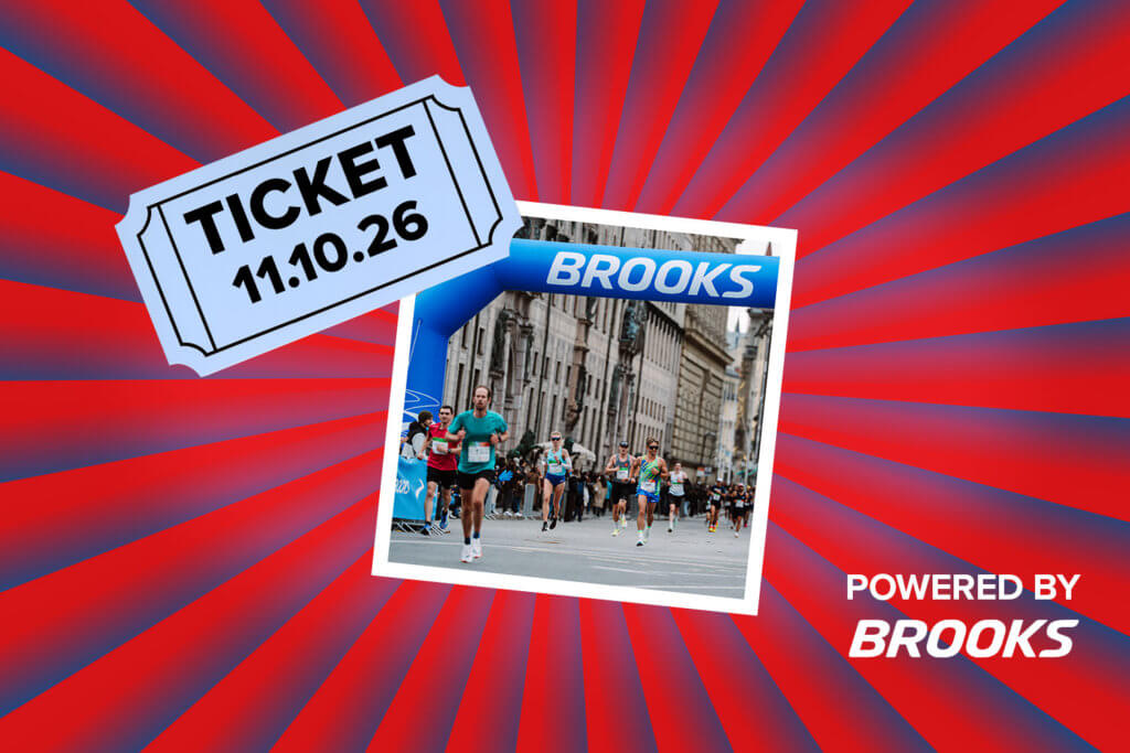Banner mit rot-blauen Streifen, die sich von der Bildmitte nach außen ziehen. Mitten drin ein Foto, das einen vergangenen MÜNCHEN MARATHON by Brooks mit Läufer:innen, Zuseher:innen und einem blauen Brooks Zielbogen zeigt. Ebenfalls im Banner sind die graphische Darstellung eines hellblauen Abrisstickets und ein "Powered by" Schriftzug gefolgt von dem Brooks Logo.