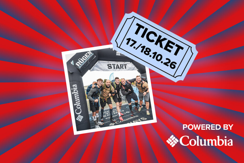 Banner mit rot-blauen Streifen, die sich von der Bildmitte nach außen ziehen. Mitten drin ein Foto von einer Gruppe junger Männer, die im Startbogen des Megamarsch Rügen jubeln. Ebenfalls im Banner sind die graphische Darstellung eines hellblauen Abrisstickets und ein "Powered by" Schriftzug gefolgt von dem Columbia Logo.