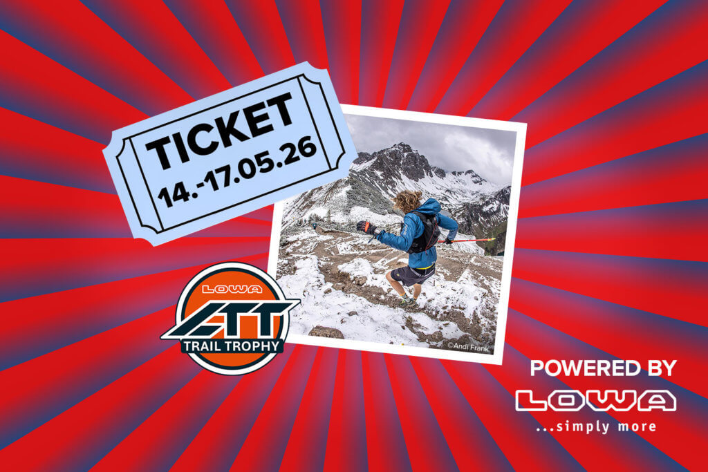 Banner mit rot-blauen Streifen, die sich von der Bildmitte nach außen ziehen. Mitten drin ein Foto, das einen Trailrunner beim Hinunterlaufen der LOWA Trail Trophy von einem leicht angeschneiten Trail zeigt. Ebenfalls im Banner zu sehen sind das Logo der LOWA Trail Trophy und ein "Powered by" Schriftzug gefolgt von dem LOWA Logo.